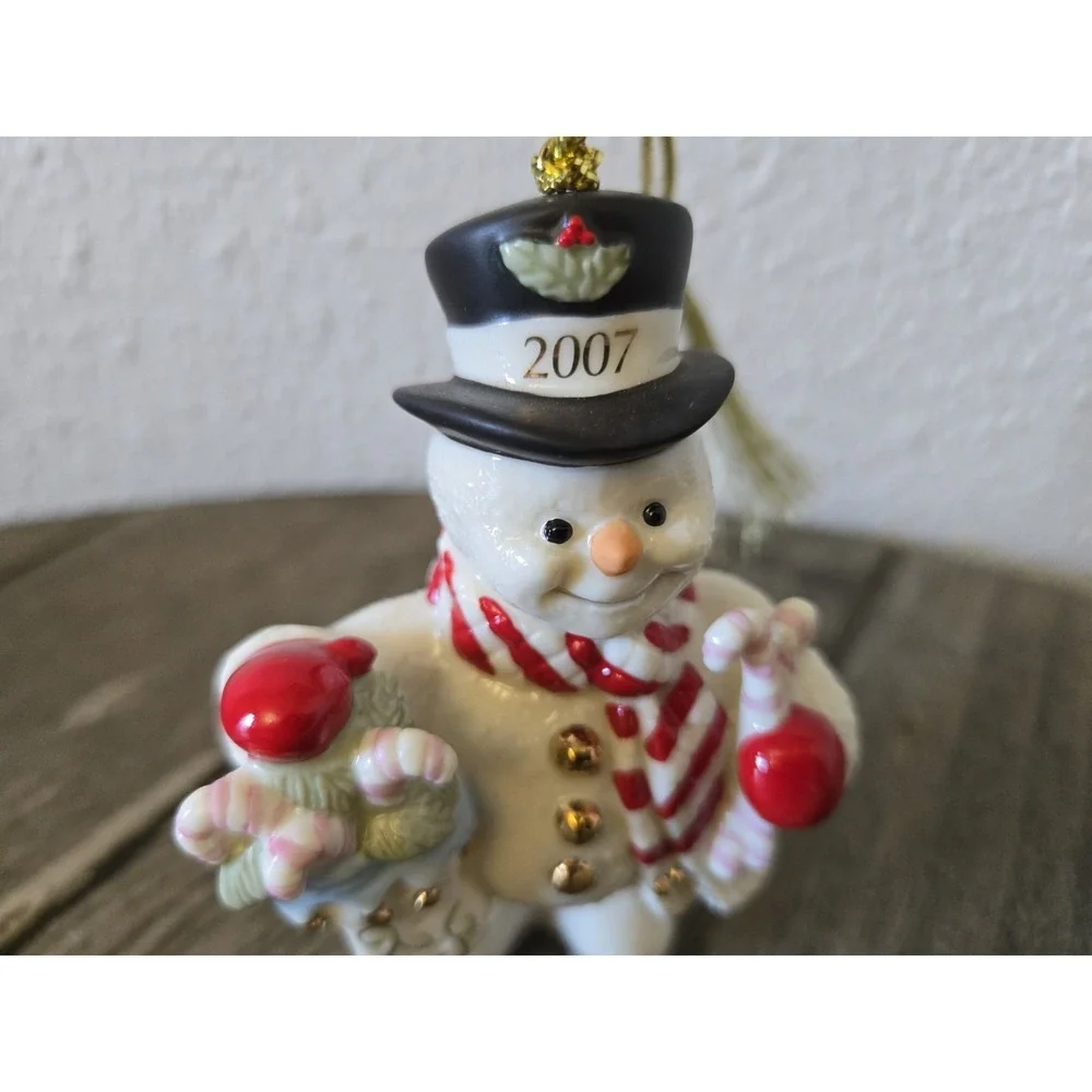 LENOX 2007 Annual Snowman Christmas Ornament SNOWY TREATS #6599609 EXCELLENT